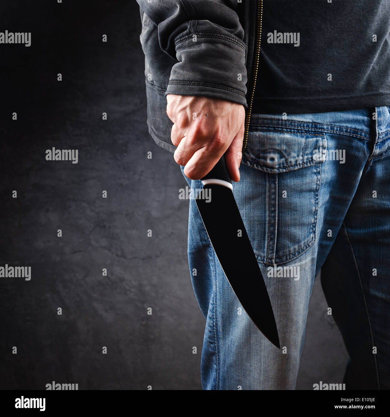 Uomo malvagio con coltello lucido - un killer di persona con coltello affilato circa a commettere un omicidio, omicidio scenario. Foto Stock