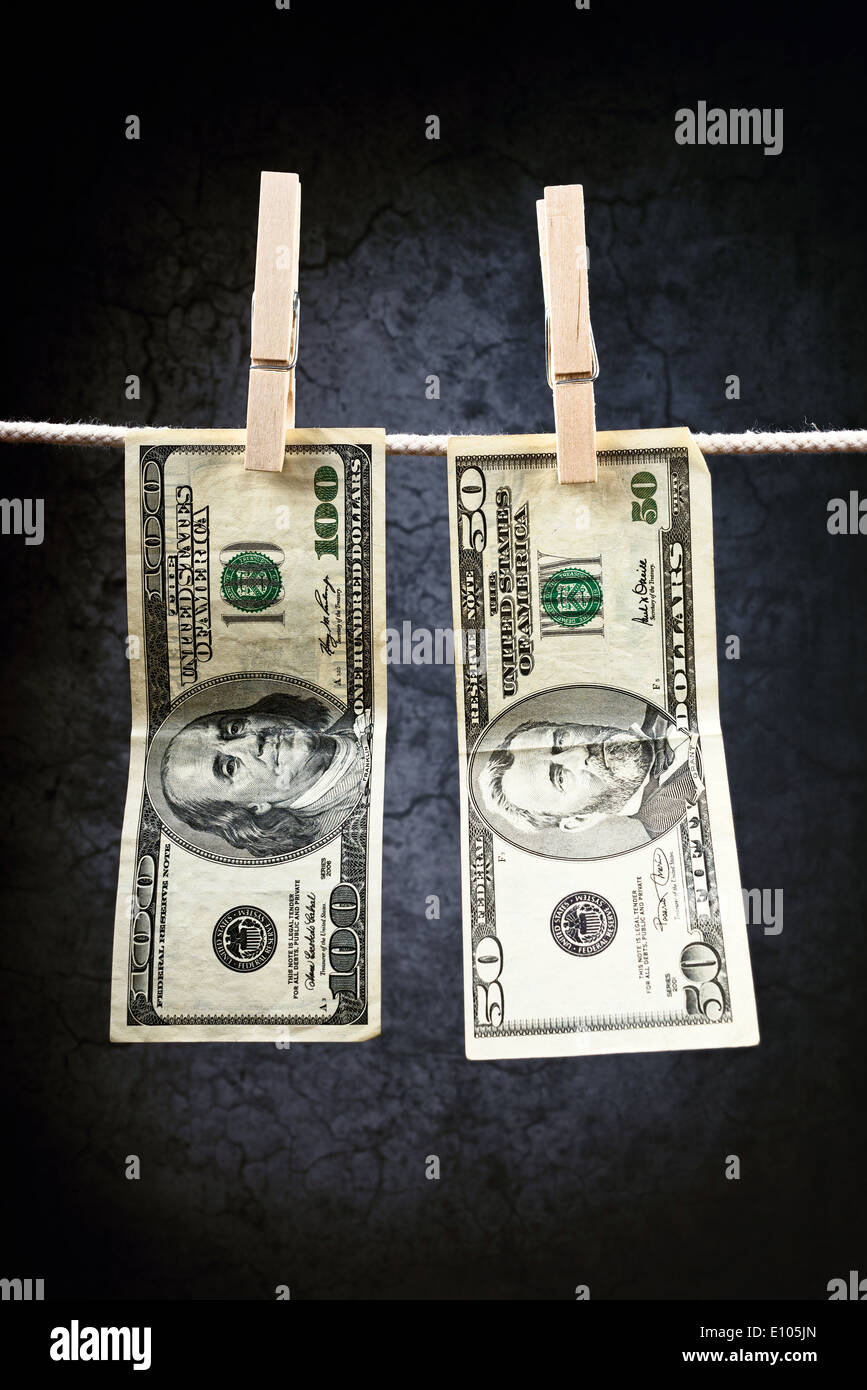 Moneta americana. USA il denaro, le fatture del dollaro appeso sulla corda fissata con perni di vestiti. Foto Stock