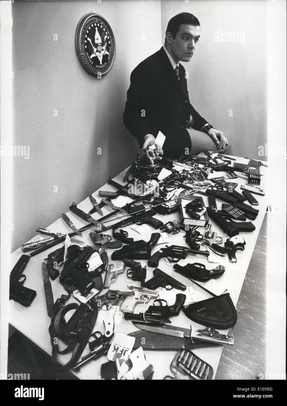 Il 1 gennaio, 1970 - quando il presidente Nixon ha chiesto la pena di morte per sky jackers, questa foto può avere contribuito a influenzare lui. Essa è stata presa nel Marshall's office a Brooklyn, New York e rappresenta il risultato di una settimana di frisking di passeggeri in transito attraverso l'Aeroporto Kennedy. Automatica, pugnali, munizioni, anche una mano greanade tutti sono stati scoperti dai rigorosi controlli di sicurezza presso il Kennedy in un periodo di sette giorni. Tutte le pistole sono stati successivamente testati da esperti balistici per trovare se fossero state usate in tempi recenti. Poi il bottino era stato distrutto. Foto Stock