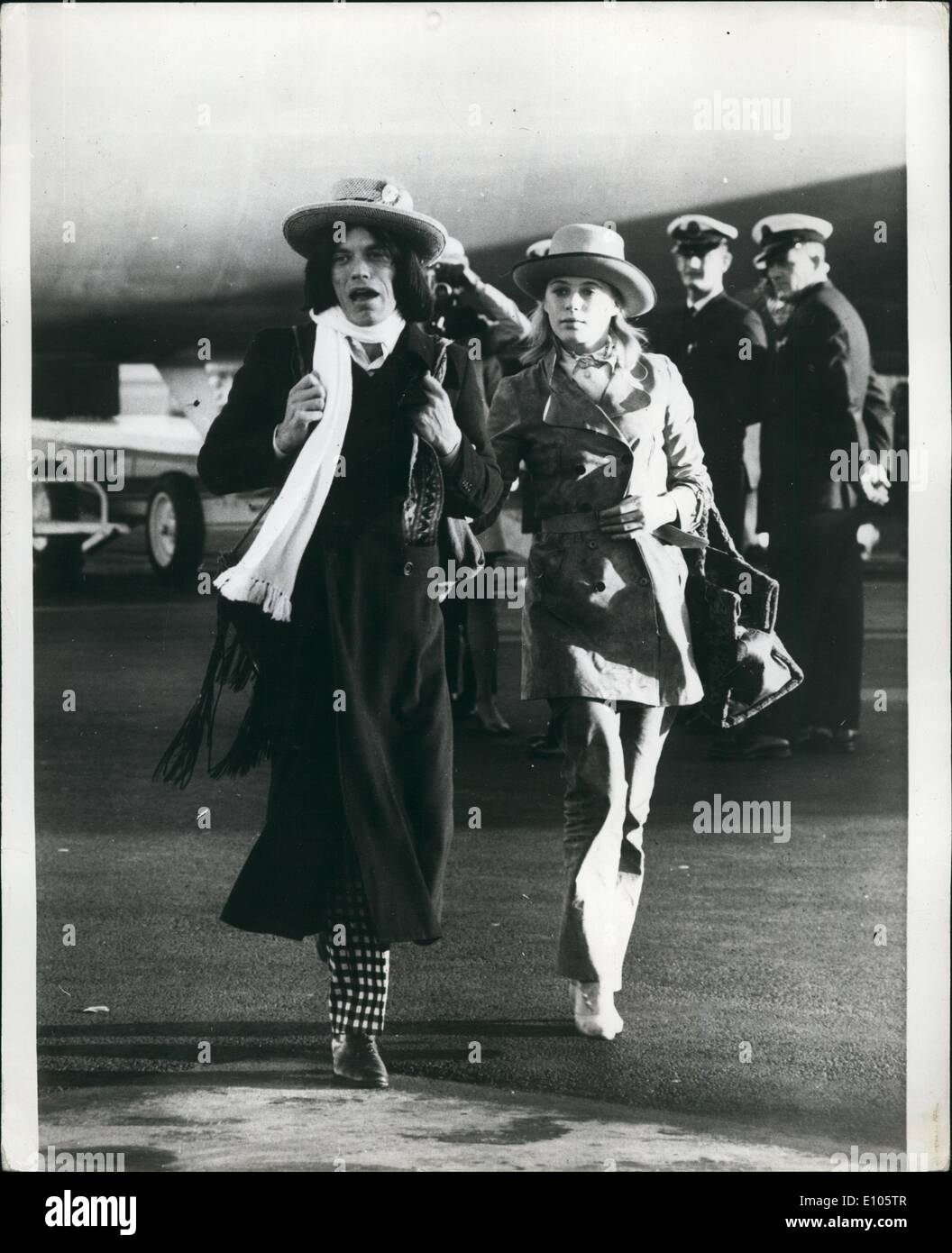 Il 1 gennaio, 1970 - Mick Jagger a Sydney: Rolling Stone Mick Jaggar, indossa una via di uscita marcia - un  costa oltre il bianco e nero controllato Foto Stock