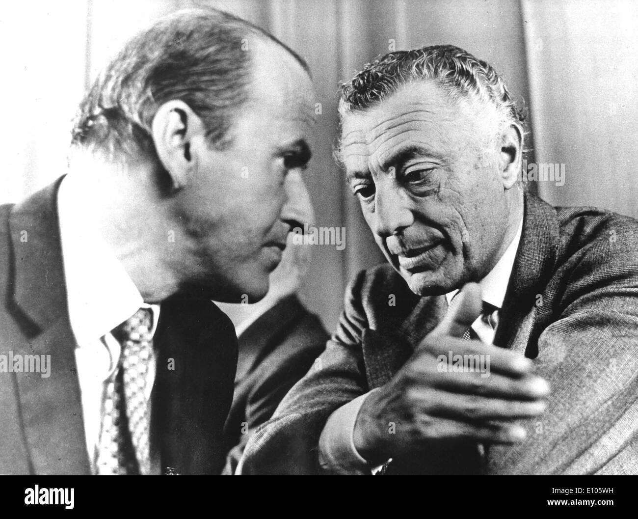 Gianni Agnelli parlando con Leopoldo Pirelli Foto Stock