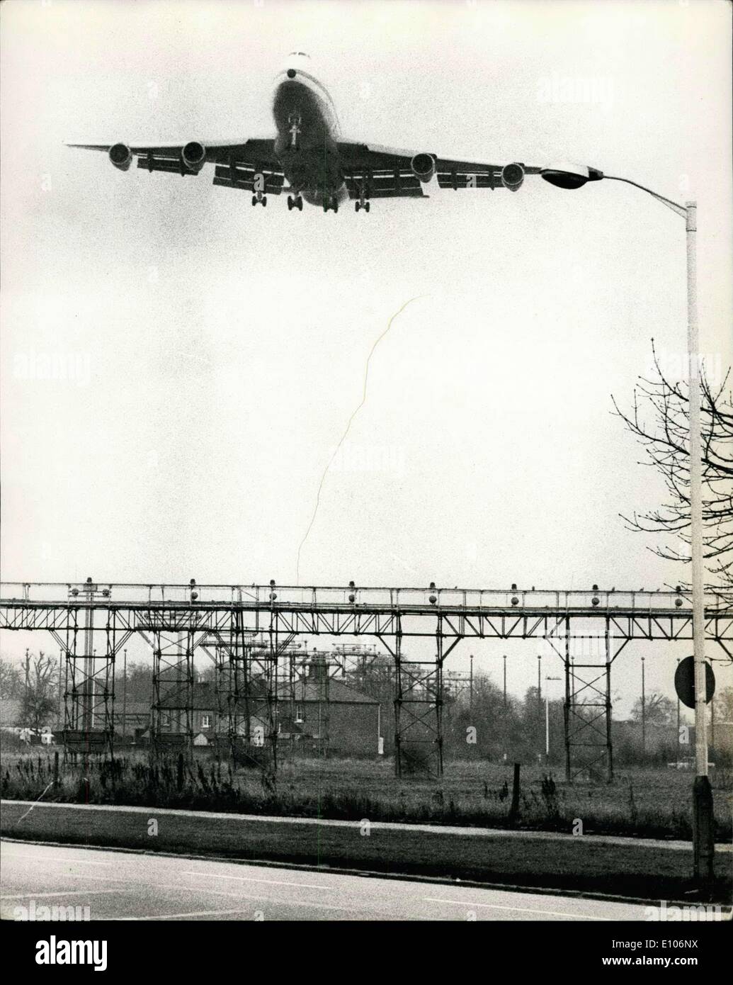 22 gennaio 1970 - Jumbo Jet arriva in volo inaugurale: vista mostrante la Pan American Boeing 747 jumbo jet - incrocio Staines Road come si entra in terra all'aeroporto di Heathrow di oggi - per inaugurare il primo al mondo jumbo jet service da New York a Londra. L'angolazione della telecamera lo fa apparire come se la punta delle ali è di toccare la lampada standard. Foto Stock