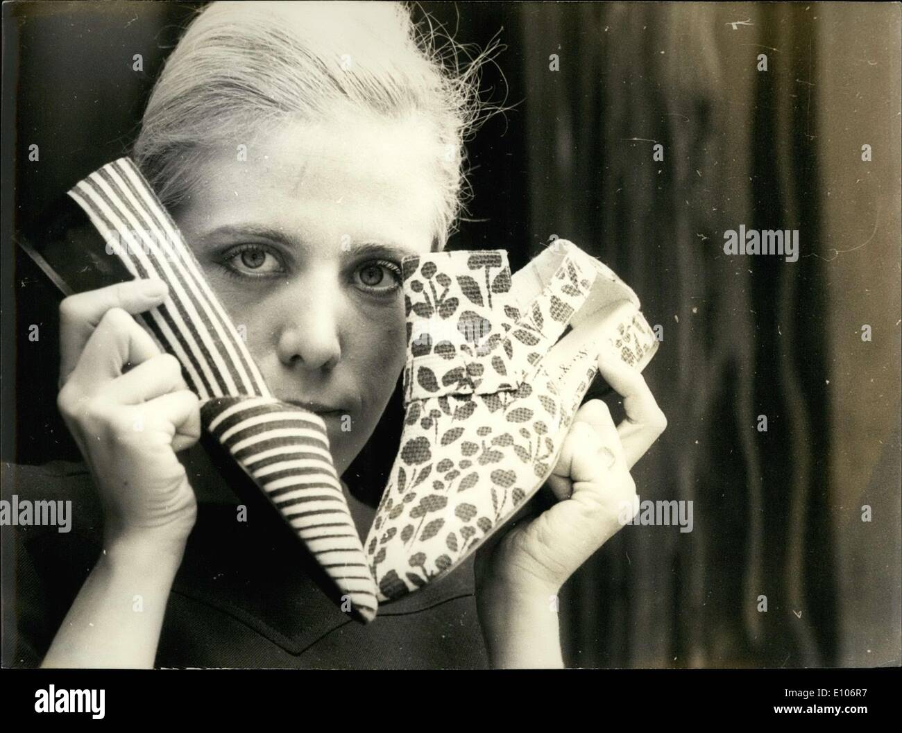 Gen 29, 1970 - Due stili di Roger Vivier la nuova collezione di scarpe Foto Stock