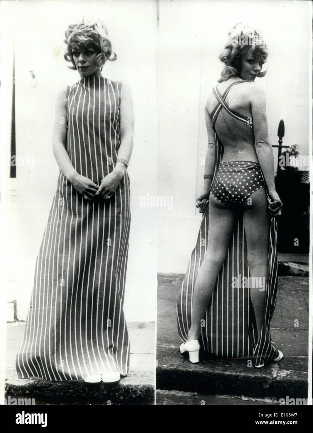 Febbraio 02, 1970 - Spring Fashion Show. La foto mostra il modello Jill Eaton indossando 'Hostess 70' un outfir backless in popeline di cotone in candy stripe e polka dot knicks-dal Louette whitby collezione primavera illustrato oggi a Londra. le due viste del vestito che mostra il vestito come visto dalla parte anteriore, e lo stesso vestito visto dal retro. Foto Stock