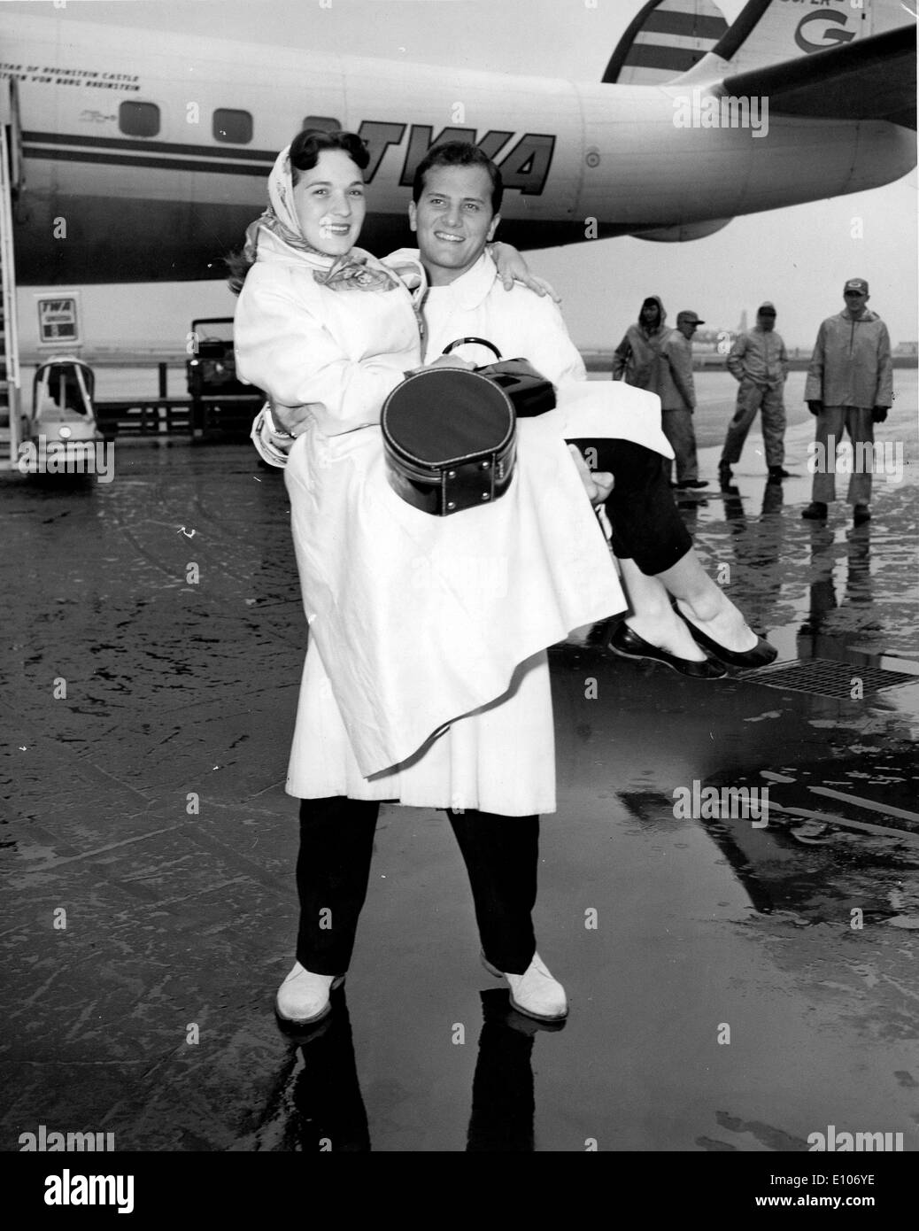 Il cantante Pat Boone con mia moglie in aeroporto Foto Stock