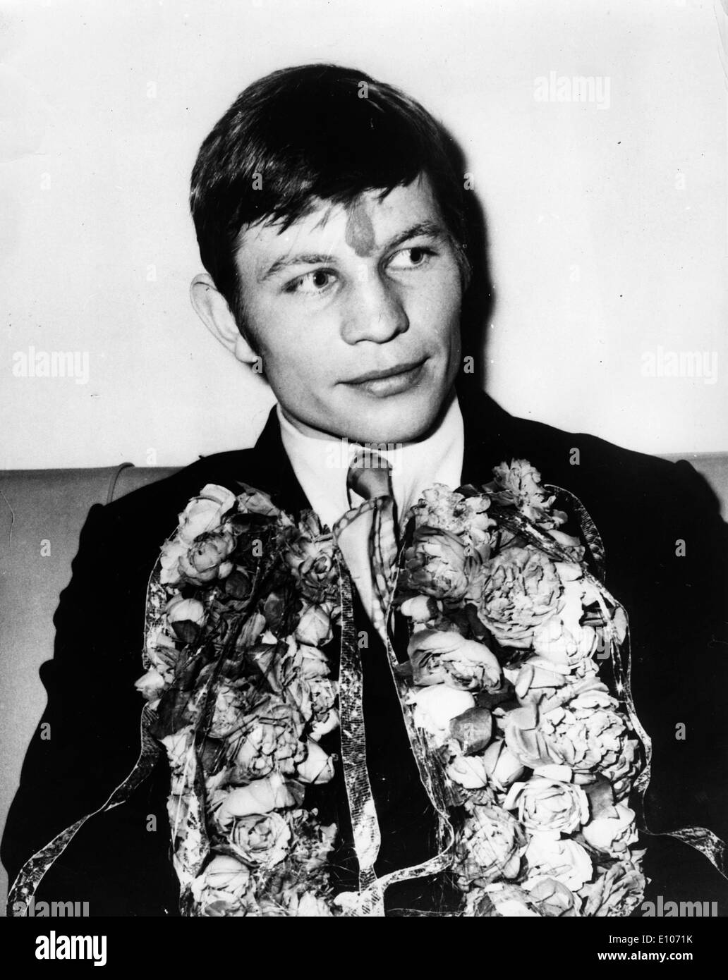 Attore Michael York detiene il mazzo di fiori Foto Stock