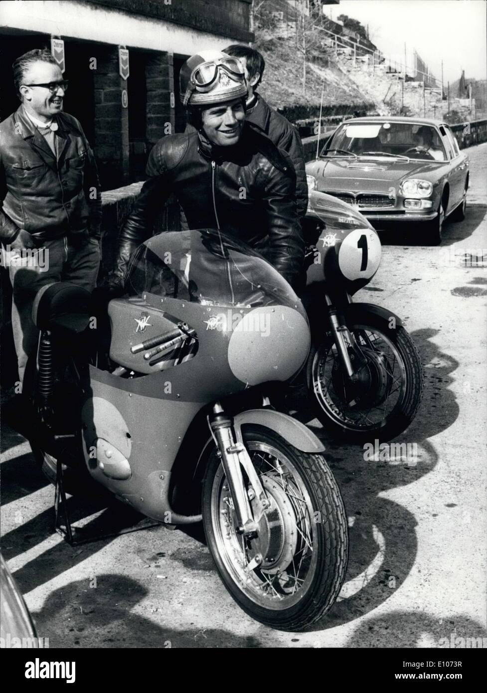 Febbraio 02, 1970 - Il ben noto campione del mondo di motore-ciclismo Giacomo Agostini, 27, sta provando a Roma l'autodromo di Vallelunga il nuovo prototipo della 500 cc MV Augusta, la ditta che Agostini rigidi durante l'anno. La foto mostra il campione Giacomo Agostini provando il nuovo motore. Foto Stock