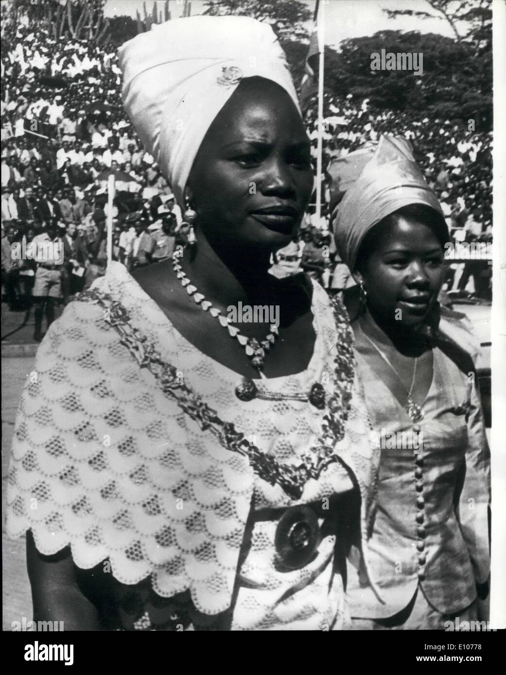 Febbraio 02, 1970 - Nuovo capitolo nella storia del Kenya: un altro capitolo in Kenya è orgogliosa storia come una nazione indipendente, ha cominciato il venerdì quando Mzee Jomo Kenyatta prestato giuramento per un secondo mandato come Presidente e Comandante in Capo. Più di mezzo milione di persone si sono riuniti a Nairobi la Uhuru Park a testimoniare la suggestiva cerimonia. La foto mostra il Presidente la moglie Mama Ngina Kenyatta arriva al membro cerimonia di installazione. Ella era accompagnato dai suoi figli. Foto Stock