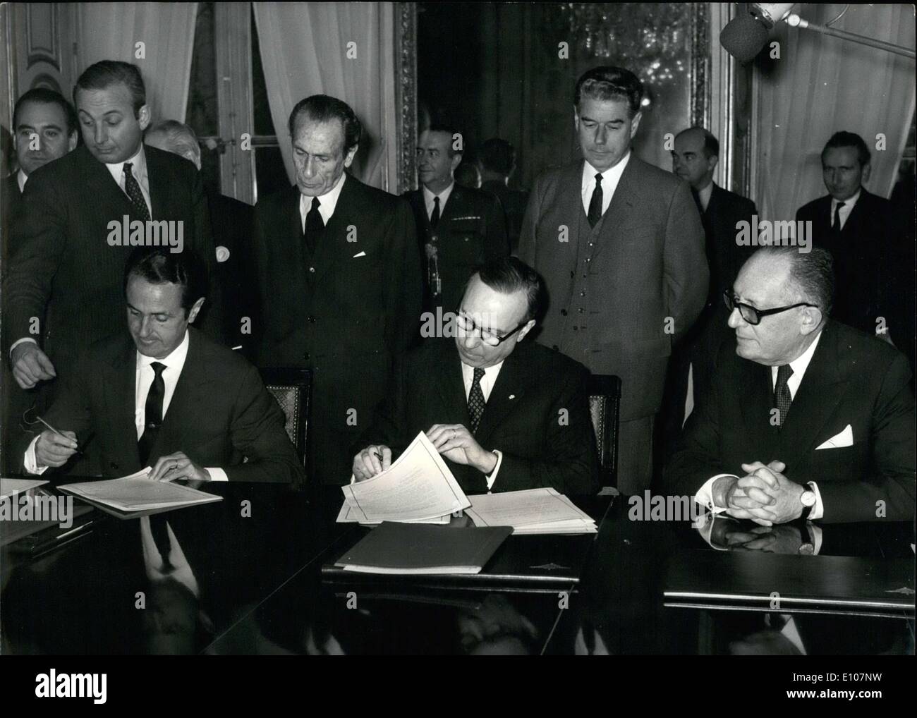 Febbraio 10, 1970 - Bravo, Spagna del ministro degli Affari Esteri, ha firmato un acquirente accordo questa mattina con la Francia del ministro della Difesa Michel Debre, durante una visita a Parigi. Foto Stock