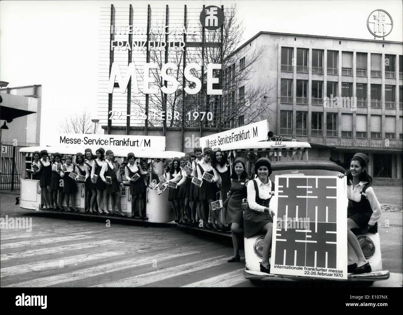 Febbraio 10, 1970 - Queste hostess sono stati noleggiati per la molla International Exhibition. Essi parlano in lingue straniere e si è laureato da interprete della scuola. Essi dovrebbero aiutare i visitatori con informazioni sulla mostra. Nella foto: Il signore sono circa il ''Messe-Expresse'' e sono rivestiti in città i colori del rosso e del bianco. Essi stanno prendendo un tour del centro esposizioni al fine di diventare più familiarità con la zona. Ciò consentirà loro di aiutare meglio i visitatori. Foto Stock