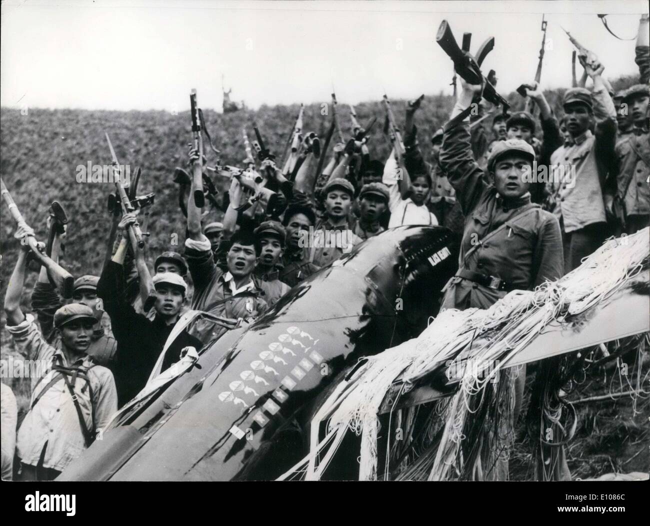 Febbraio 23, 1970 - soldati cinesi con il piano relitto Foto Stock