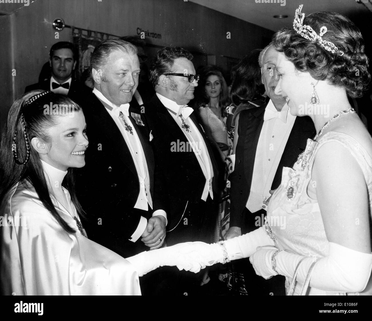 Queen Elizabeth II incontra Genevieve Bujold Foto Stock