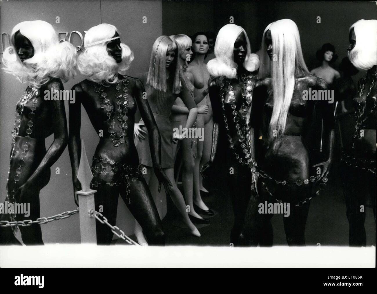 Febbraio 25, 1970 - Uno può vedere il contrasto tra il nero del manichino e il bianco del loro parrucche. Essi sono anche indossando alcuni hippie accessori moda. I manichini sono efficaci per la cattura l'occhio. Questi sono realizzati in EUROSHOP in D?sseldorf. Essi saranno presto popolano le case di moda e le imprese. Foto Stock