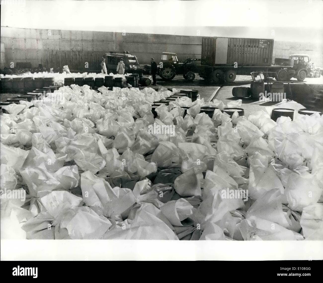 Mar 03, 1970 - Record irlandese di cattura di aringhe va al Continente in sacchetti di plastica: con asta di denaro da 10.000 tonnellate di aringhe tranquillamente depositati nelle banche, il trawlermen stanno lasciando Dunmore East, Co. Waterford, dopo la migliore stagione di cattura su record - il doppio della cattura 1968-69: 10.000 tonnellate rappresentano 65.000 cran (37 1/2 galloni ciascuno) approssimativamente ripartito tra 70 Irish imbarcazioni di proprietà. Un spolesman per la pesca irlandese Board ha detto che è stato molto sorpreso al ''fenomenale'' dimensioni della stagione del gancio Foto Stock