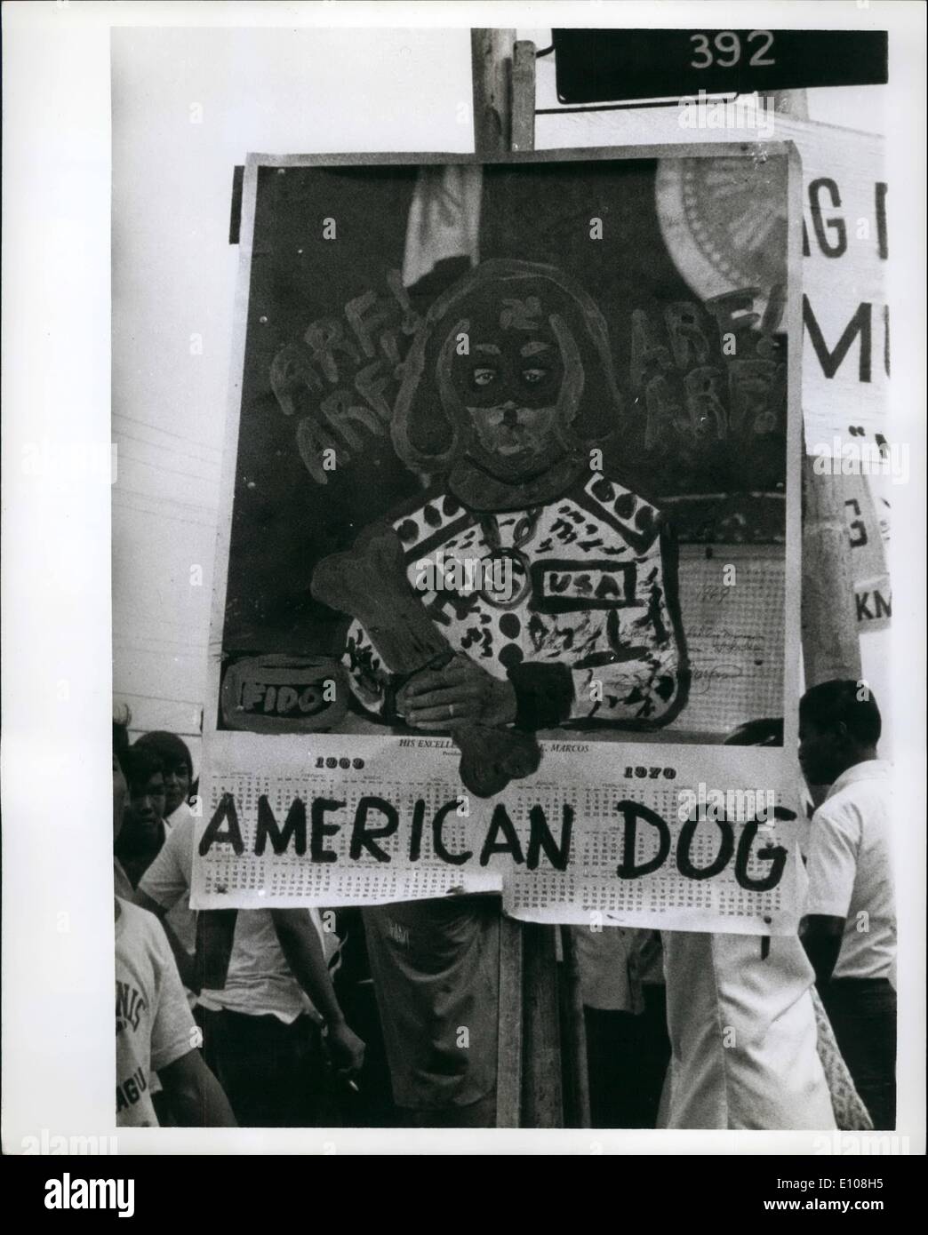 Mar 03, 1970 - FILIPPINE Manila Marzo 1970: Sinistra manifestazione studentesca - Studenti dipinti su calandra ritratto del presidente Ferdinando Marcos, raffigurante lui come un American tool. Tali calandre sono state originariamente distribuito ampiamente dai seguaci delle macro durante la campagna elettorale in autunno 1969. Foto Stock