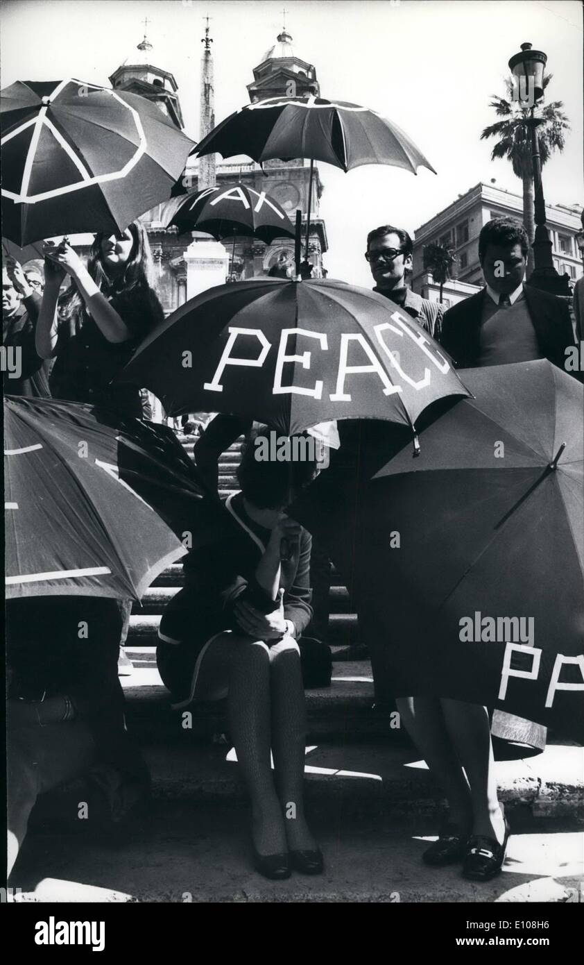 Mar 03, 1970 - ''La pace in Vietnam'' scritto su gli ombrelli, hanno caratterizzato le manifestazioni detenute sui gradini di Piazza di Spagna da un gruppo di cittadini americani a Roma. Foto Stock