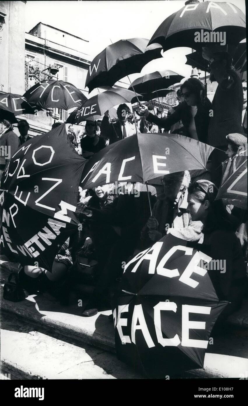 Mar 03, 1970 - ''La pace in Vietnam'' scritto su gli ombrelli, hanno charact erized la manifestazione tenutasi sui gradini di Piazza di Spagna da un gruppo di cittadini americani a Roma. Foto Stock