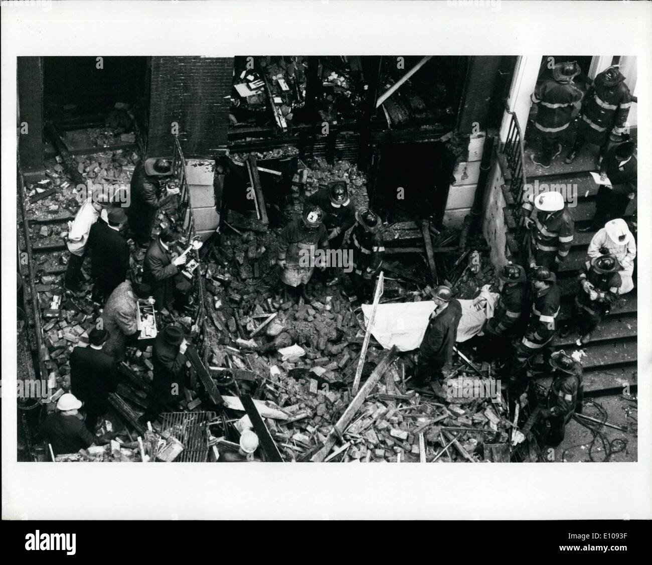 Mar 03, 1970 - esplosione e incendio distrugge il Greenwich Village Casa parecchie persone sono morti.: oggi a mezzogiorno tre esplosioni e Foto Stock