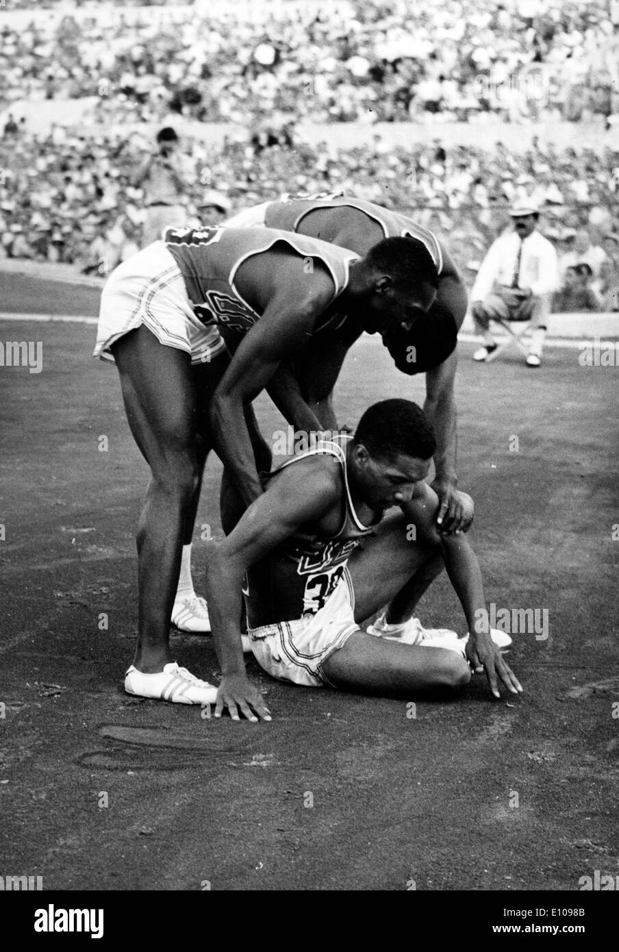 Runner Lee Calhoun vince gara olimpica Foto Stock