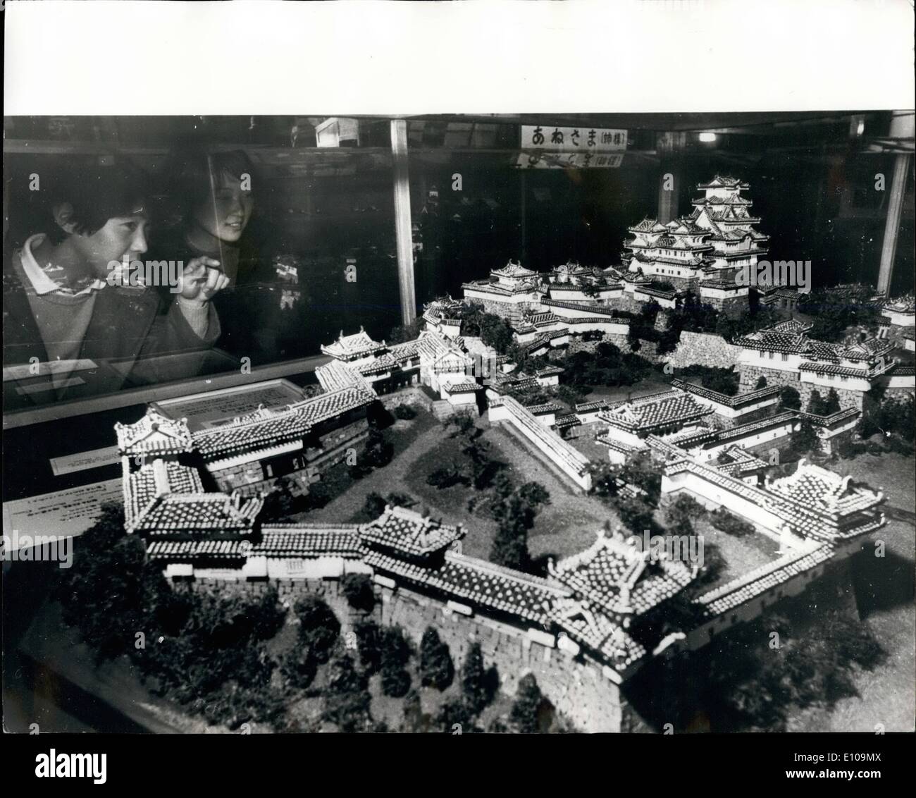 Mar 16, 1970 - Marzo 16th, 1970 Castello costruito di carta. Questo 1/120 modello in scala della antica e storica Shirasagijo il castello di Himeji, Giappone, fatta interamente di carta è in mostra presso il Museo della Carta a Tokyo. Il museo espone tutti i tipi di carta e articoli di carta. Foto Stock