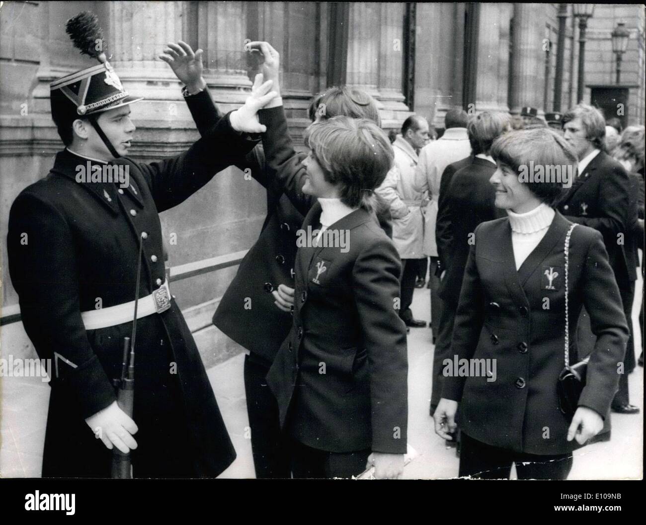 Mar 17, 1970 - gli sciatori Francoise Macchi Lafforgue sorelle tentativo di toccare giù in guardia il cappello a Elysees Palace Foto Stock