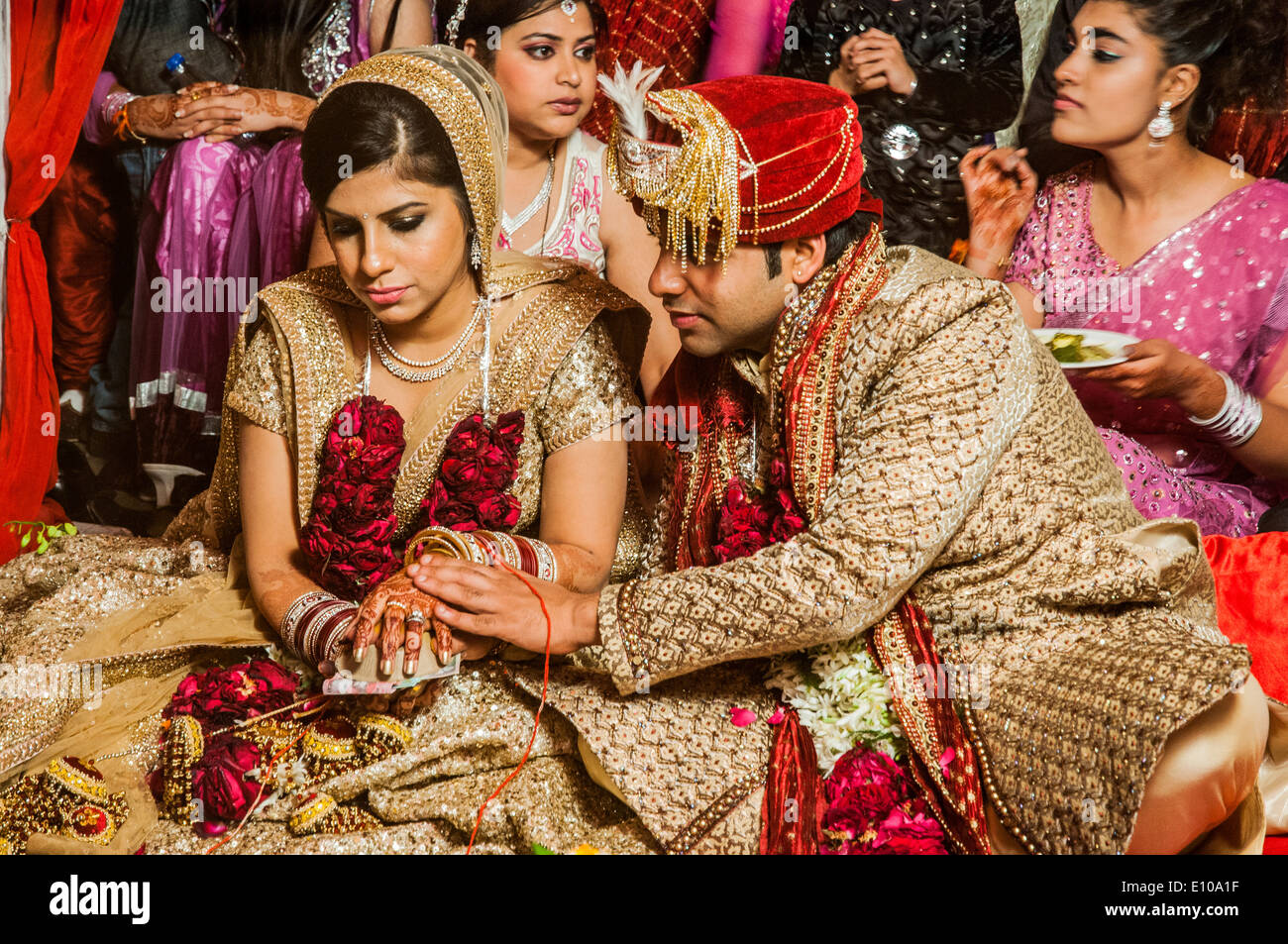 Indian cerimonia di nozze la sposa e lo sposo nel centro fotografato in Delhi, India Foto Stock