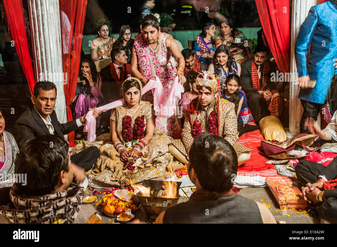 Indian cerimonia di nozze la sposa e lo sposo nel centro fotografato in Delhi, India Foto Stock
