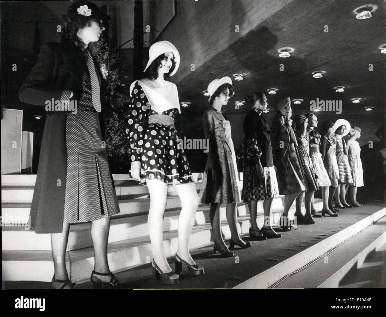 Febbraio 21, 1972 - rencontre de la Jeune foto in modalità mostra le dieci scuole di moda presente la loro versione di ''Champ Elysees'', condimento per il pomeriggio in città. Sulla sinistra il modello vincente di questa sezione realizzata dalla moda scholl di Arnhem, Paesi Bassi. Foto Stock