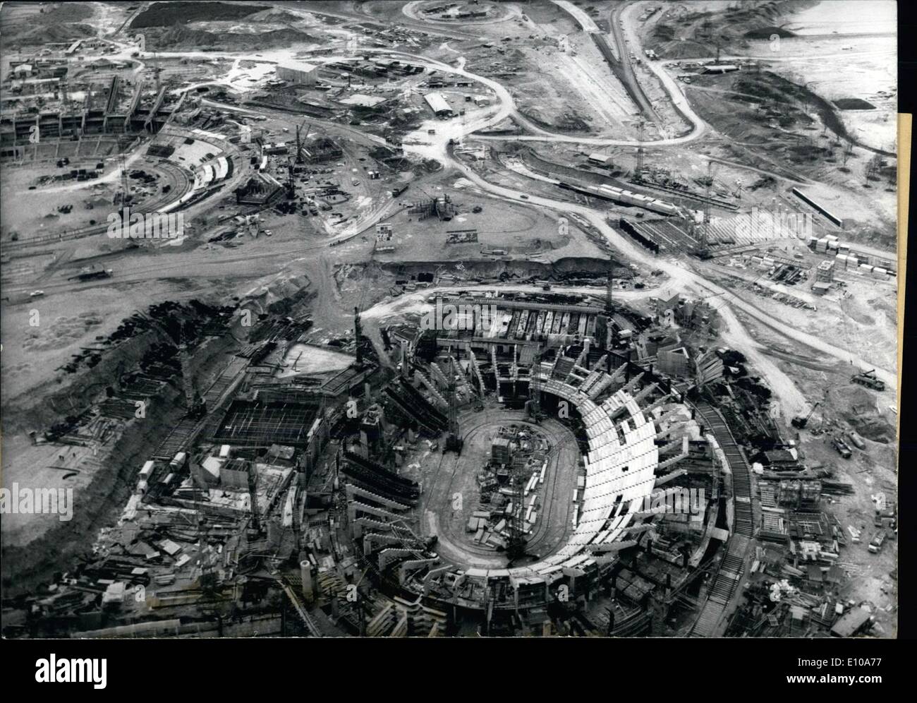 Apr. 04, 1970 - opere su Monaco di Baviera Sito olimpico ............sono in pieno svolgimento. Punti focali per l'edificio sito sono il futuro sports hall e lo stadio Olimpico. Esso è destinato a finire il palazzetto dello sport in grezzo da agosto 15th, 1970. Questa dispone di tutti è anche se per scopi diversi, durante i Giochi Olimpici 1972 Concorsi i ginnasti e i giochi al coperto pallamano finale si svolgerà lì. Esso comprende sedi 7000 e 4000 posti in piedi. Allo stadio olimpico non vi è posto per ca. 80.000 spettatori Foto Stock