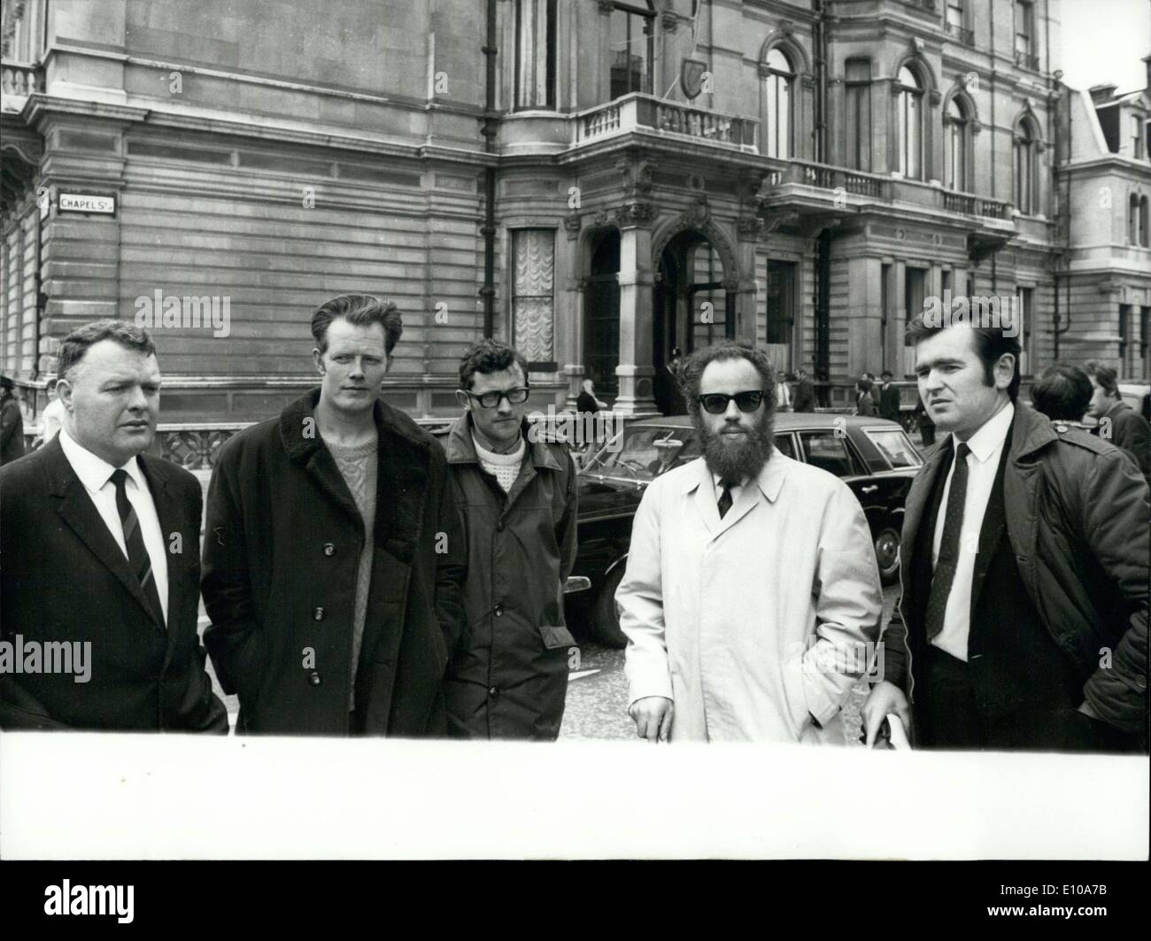 Apr. 04, 1970 - Irish sedersi presso l' Ambasciata d' Irlanda: le forze di polizia sono stati chiamati oggi quando dieci-partito forte appartenente a Clann na Heireann, la Repubblica irlandese movimento, barricati nella libreria dell'Ambasciata Irlandese in Grosvenor Place, London, oggi. Il sit-in è stato in segno di protesta contro la presunta ''collaborazione'' tra i governi irlandese e britannico in questi ultimi delle azioni giudiziarie. La foto mostra il cinque del partito appartenenti a Clann na h/Eireann, il repubblicano irlandese, movimento al di fuori dell'Ambasciata Irlandese, Grosvenor Place oggi dopo essere stati sfrattati dalla polizia. N. di arresti sono stati eseguiti. Foto Stock