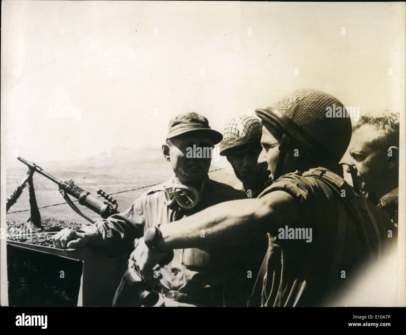Apr. 04, 1970 - il generale Moshe Dayan, Ministro della difesa di Israele ha visitato il Golan altopiano sulla frontiera siriana che è occupata dall'esercito israelita. Charles Chaplin Jr e il fidanzato di Susan Cook Foto Stock