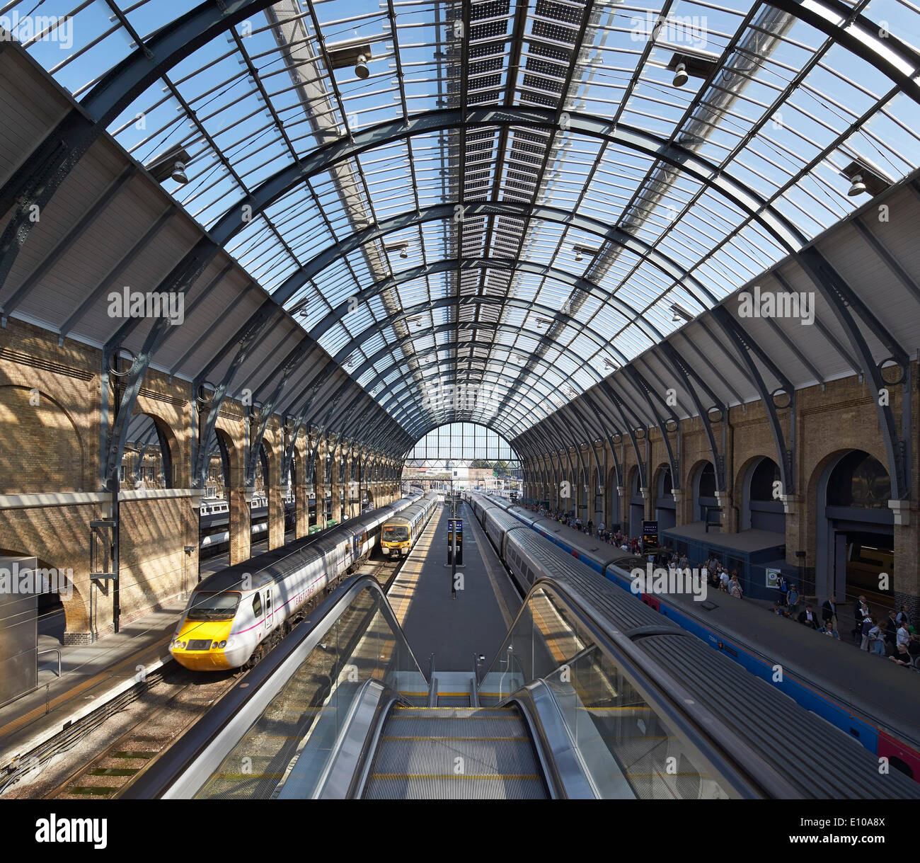 King's Cross trainshed, Londra, Regno Unito. Architetto: rete ferrovia, 2013. Vista da sbarco di escalator per trainshed ripristinato Foto Stock