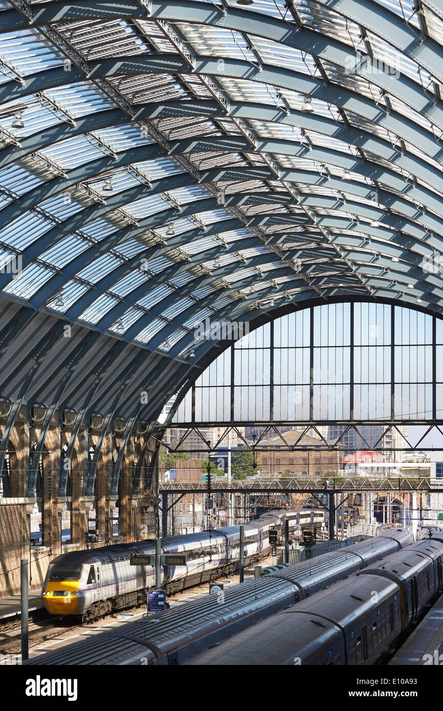 King's Cross trainshed, Londra, Regno Unito. Architetto: rete ferrovia, 2013. Vista attraverso trainshed restaurato con soffitto a volta acciai Foto Stock