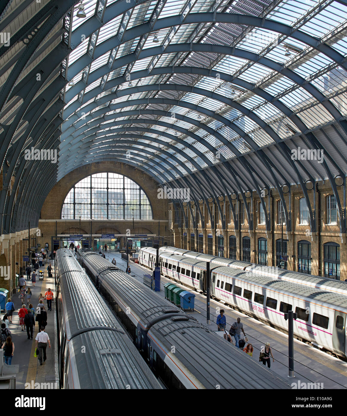 King's Cross trainshed, Londra, Regno Unito. Architetto: rete ferrovia, 2013. Ripristinato twin trainsheds, permettendo che la luce flood bac Foto Stock