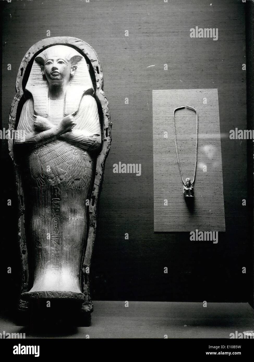 Mar 03, 1972 - I tesori di Tutankhamon mostra presso il British Museum. La mostra dei tesori di Tutankhamon sarà inaugurata dalla regina oggi presso il British Museum di Londra. Da domani la mostra sarà aperta al pubblico fino al 30 settembre. La foto mostra: uno dei tesori in fiera è questo modellino bara di legno sovrapposti con gesso e dorata con un modello di piuma decorazione. Foto Stock