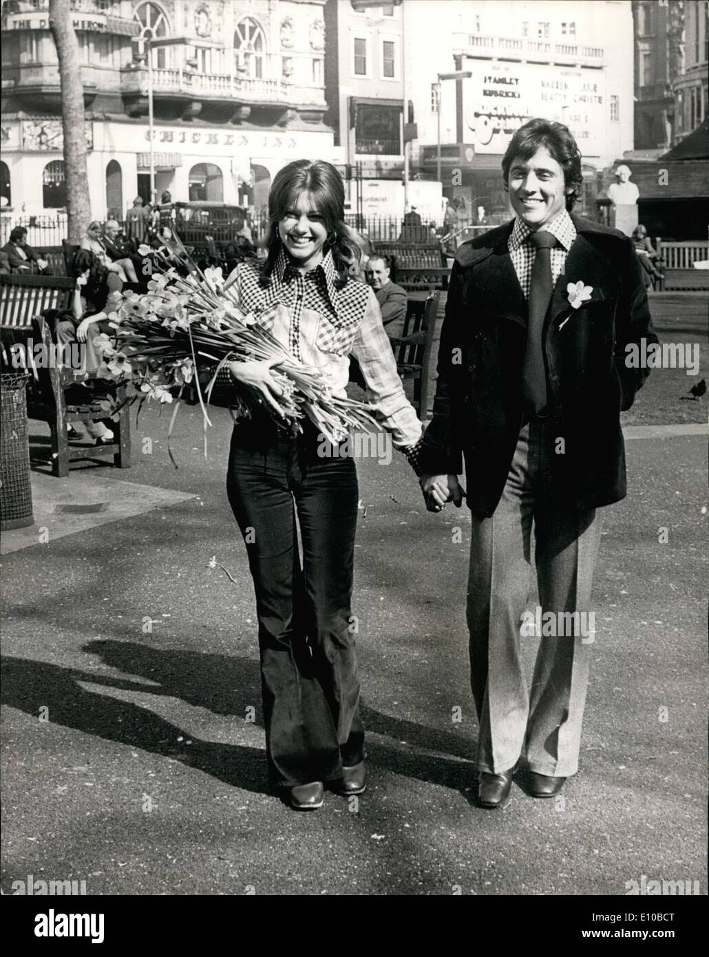 Mar 03, 1972 - Sacha Distel PER WEST END SHOW. Godersi il sole in marzo sono. SACHA DISTEL e il suo ospite speciale dalla sua Foto Stock