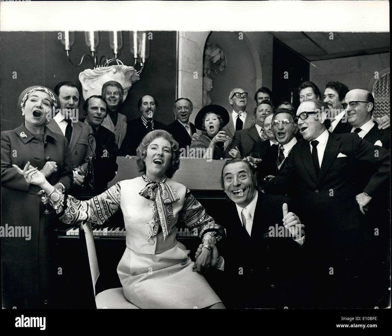 Mar 03, 1972 - Vera Lynn festeggiati dalla varietà Club. :Cantante Vera Lynn era oggi festeggiati dalla varietà club di Gran Bretagna a un pranzo all'Hotel Savoy, in omaggio ai suoi servizi distinto per mostrare il business durante una carriera che si estende su un periodo di trent'anni. Molte note personalità riunite in omaggio. La foto mostra un gruppo di showbiz celebrità visto il canto a Vera Lynn a oggi il pranzo. Foto Stock