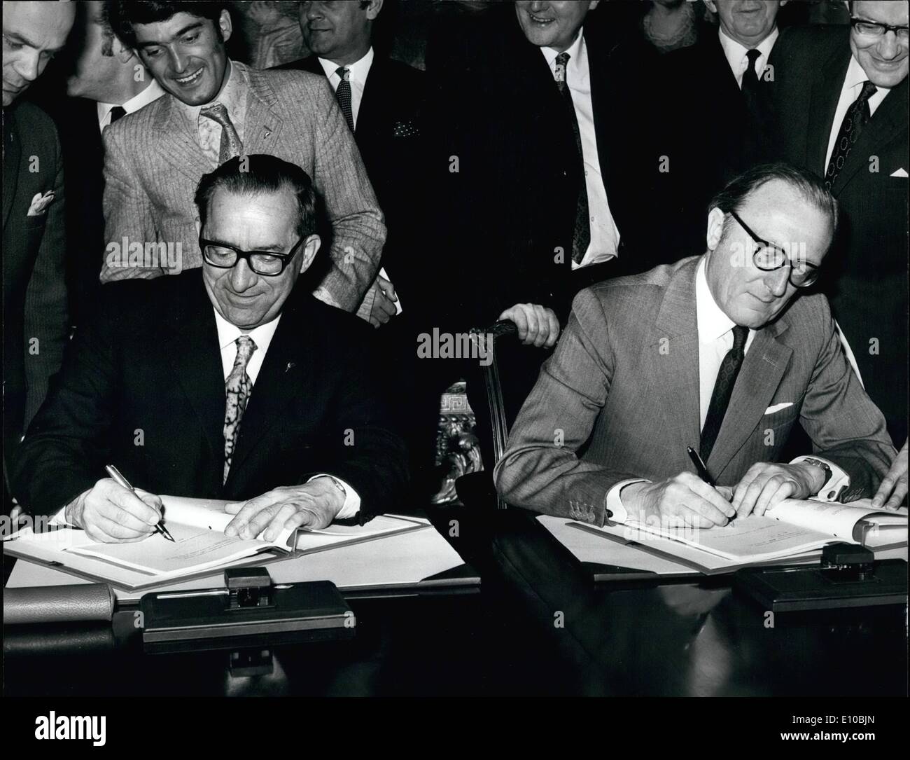 Mar 03, 1972 - Dom Mintoff segni la Anglo maltesi accordo di difesa a Londra. Il Maltese il primo ministro, Dom Mintoff, oggi Foto Stock