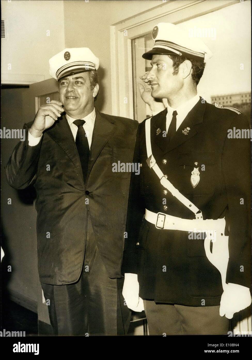 Mar 15, 1972 - Raymond Burr indossa un poliziotto del cappello con un vero poliziotto al suo fianco, durante una piccola cerimonia nel Principato di Monaco in cui è stato nominato membro onorario poliziotto. Foto Stock