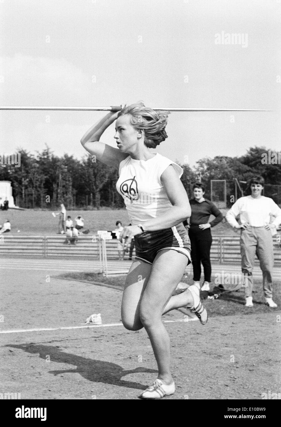 Anni sessanta, foto in bianco e nero, sport, atletica, incontro sportivo 1965 in Gelsenkirchen-Buer, giavellotto, donne javelin thrower di Hannover 96, D-Gelsenkirchen, D-Gelsenkirchen-Buer, la zona della Ruhr, Renania settentrionale-Vestfalia Foto Stock