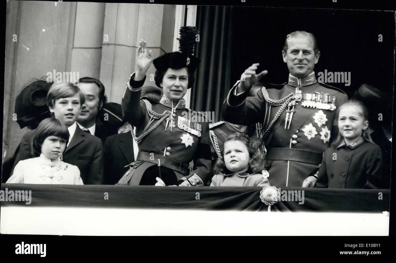 Giugno 06, 1972 - Trooping il colore cerimonia per la sfilata delle Guardie a Cavallo oggi la regina ha frequentato il Trooping il colore cerimonia sulla sfilata delle Guardie a Cavallo, Whitehall, per contrassegnare il suo compleanno ufficiale. In un minuto di silenzio è stato osservato come un ''atto di ricordo'' per il Duca di Windsor. A seguito della cerimonia la Regina e di altri membri della famiglia reale è venuto fuori sul balcone a Buckingham Palace per guardare il volo del velivolo Foto Stock
