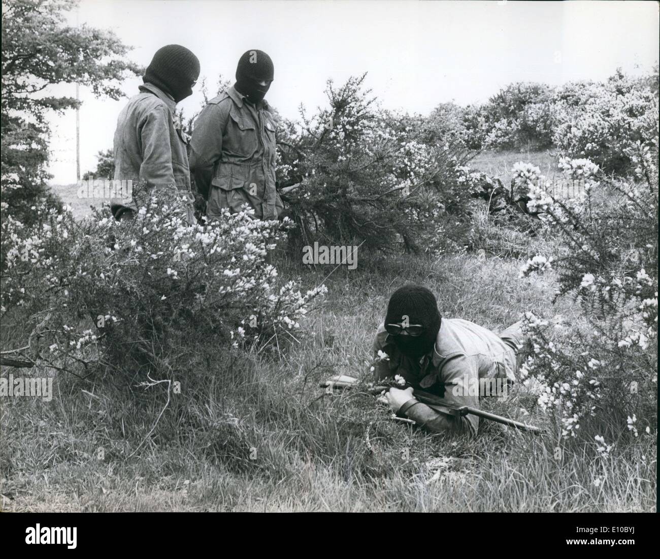 Giugno 06, 1972 - Membri del militante protestante Ulster Defence Association hanno recentemente iniziato guerilla-warfare formazione in una appartata camp nella periferia di Ulster. Foto Stock