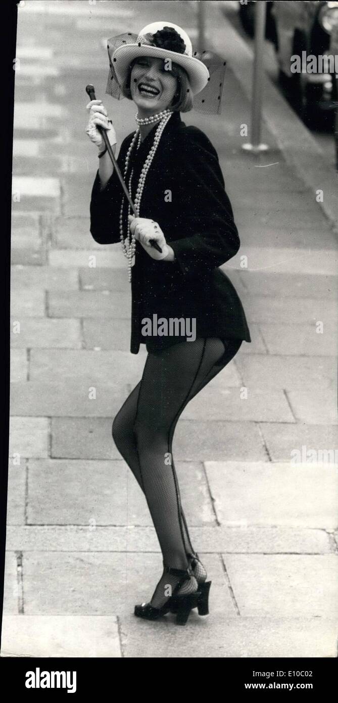 Giugno 06, 1972 - EDWARD MANN MILLINERY COLLEZIONE AUTUNNO. La foto mostra il modello IKA indossa un feltro bianco bowler con rose e velo insieme con un nero camicia di supporto, uno dei Edward Mann raccolta mostrato oggi a Londra. Foto Stock