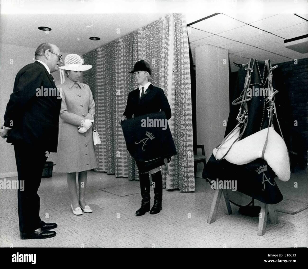 Giugno 06, 1972 - Princess Anne è presentato con Monogrammed adesività di equitazione: Mostra fotografica di Susan Johns- Powell, un 20-anno-vecchio horsewoman da Bonvilston, Glamorgan, presenta la principessa Anna con alcuni monogrammed adesività di equitazione nel foyer del Centro Sportivo Nazionale per il Galles a Sophia Gardens, Cardiff. La principessa aveva appena aperto il centro 00,000 che era completa d sei mesi fa. La bulletta, con l'iniziale "A" nell'angolo, era un dono da parte dei membri della Welsh Sports Council. Foto Stock