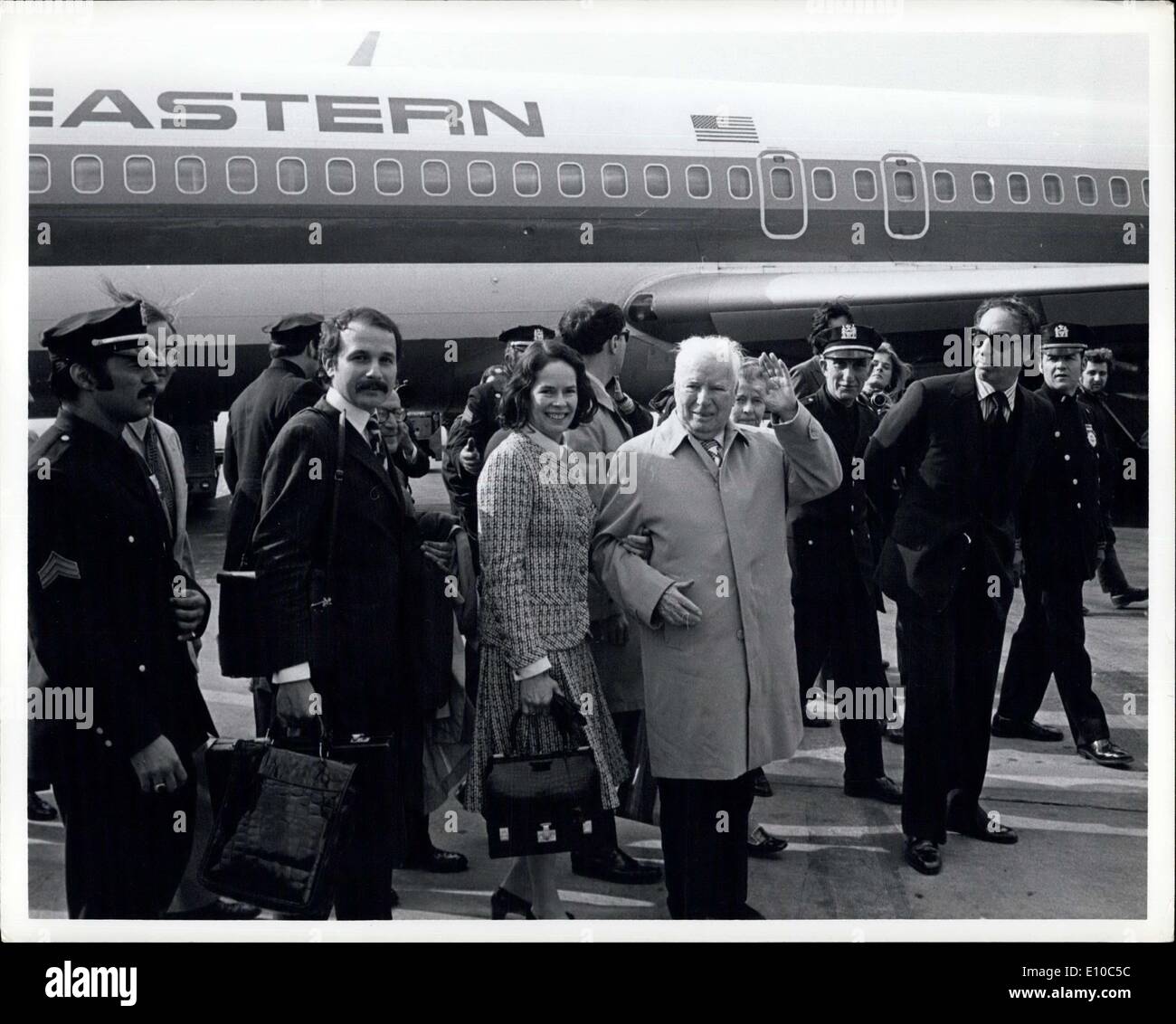 Apr. 03, 1972 - Charles Chaplin & moglie Oona arrivò a New York JFK Airport oggi per la prima volta in America per 20 anni Foto Stock