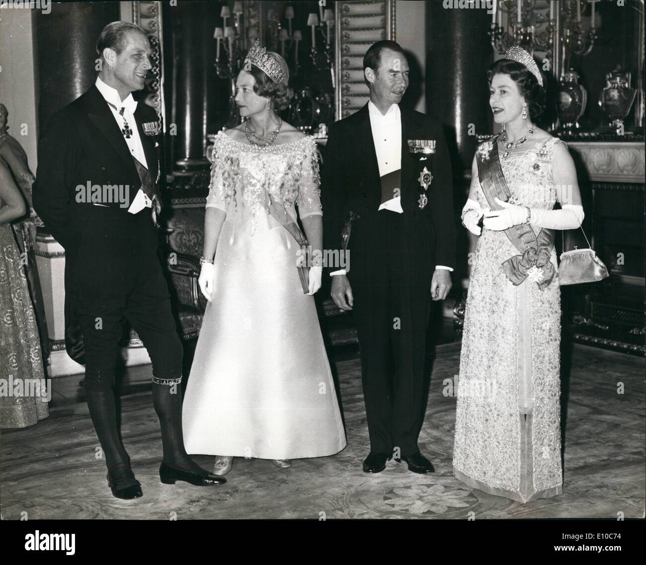 Giugno 06, 1972 - Stato banchetto a Buckingham Palace per il Duca e la Duchessa di Lussemburgo: un banchetto di stato era tenuto a Buckingham Palace la scorsa notte per il Granduca e la Granduchessa di Lussemburgo e che sono in visita di stato. Mostra immagine: chiacchierare insieme prima dello stato banchetto a Buckingham Palace la scorsa notte sono L-R: Il principe Filippo, Granduchessa Josephine-Charlotte e il Granduca Giovanni di Lussemburgo e la Regina Elisabetta. Foto Stock