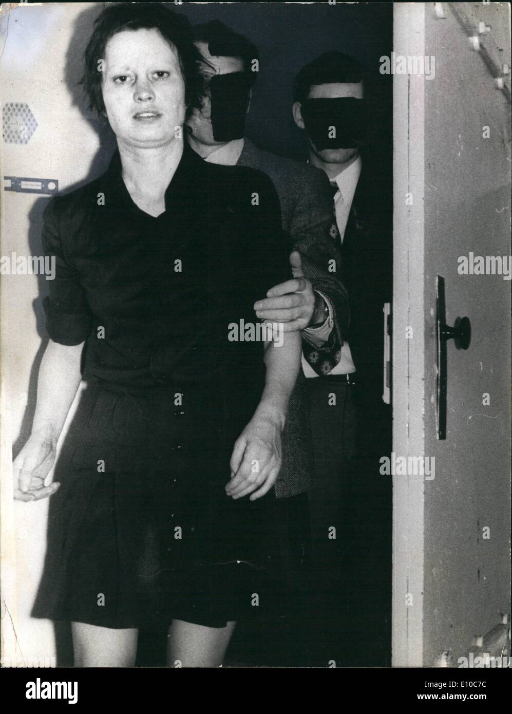 Giugno 06, 1972 - Leader terrorista Ulrike Meinhof arrestato: come un nuovo risultato della più grande ricerca di polizia in Germania Ovest, leader terrorista Ulrike Meinhof fu arrestato in Hannover Langenhagen ieri. La testa del anarchical Baader Meinhof pista era la più voluto le donne in Germania Ovest. La città guerriglieri del gruppo sono sospettati di aver gettato le bombe in diverse città tedesche con il quale quattro persone sono state uccise. Anche i terroristi sono responsabili per un certo numero di bank robberys. Con l'arresto di Ulrike Meinhof (due settimane fa Andreas Baader fu arrestato a Francoforte) Foto Stock