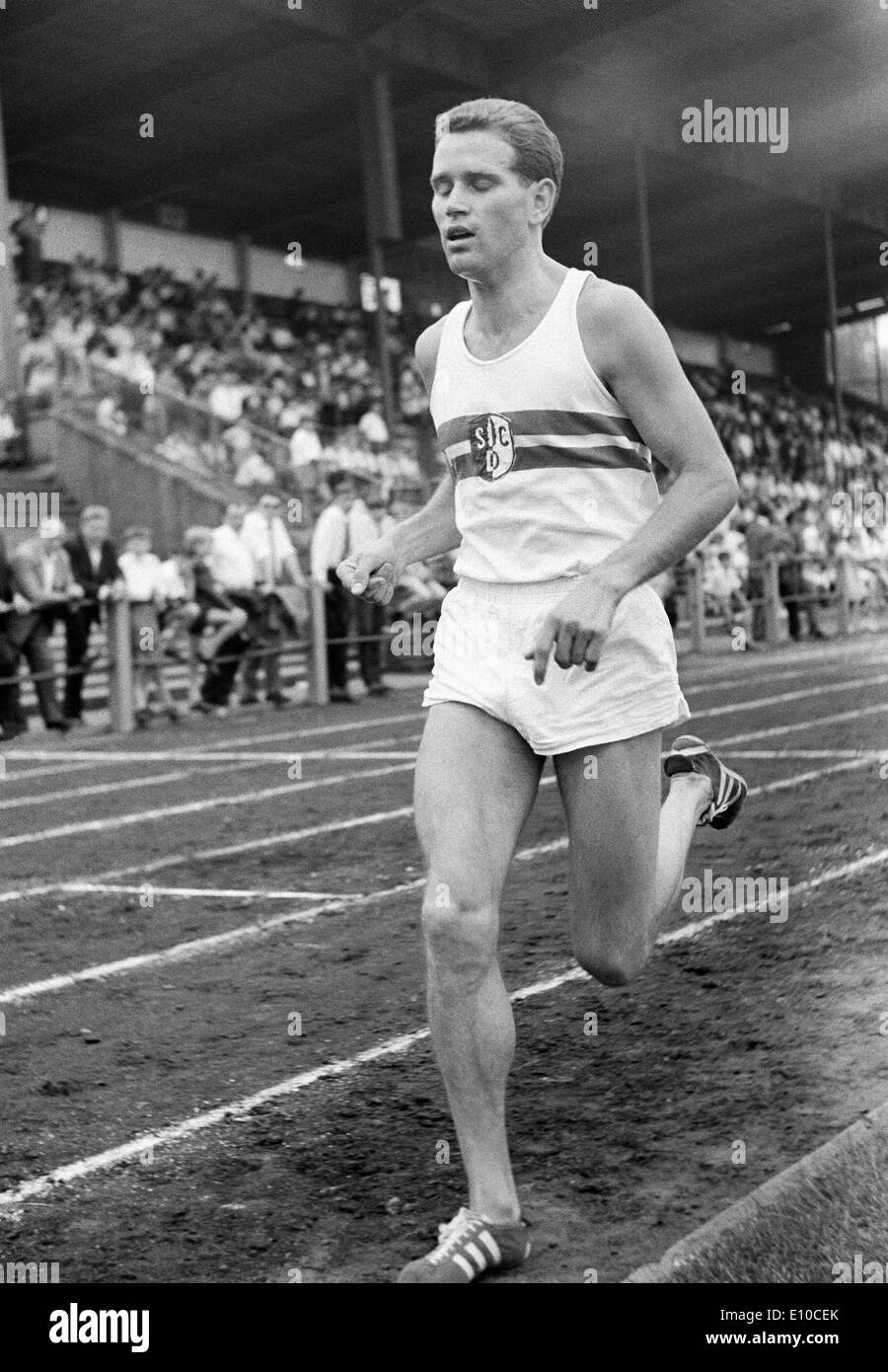 Anni sessanta, foto in bianco e nero, sport, atletica, Vestfaliano campionati di atletica leggera 1966 a Bochum, stadio a Castrop Street, ex Ruhr Stadio, oggi il rewirpowerSTADION, via racing, medio-distanza via evento, uomini, runner, D-Bochum, Ruh Foto Stock