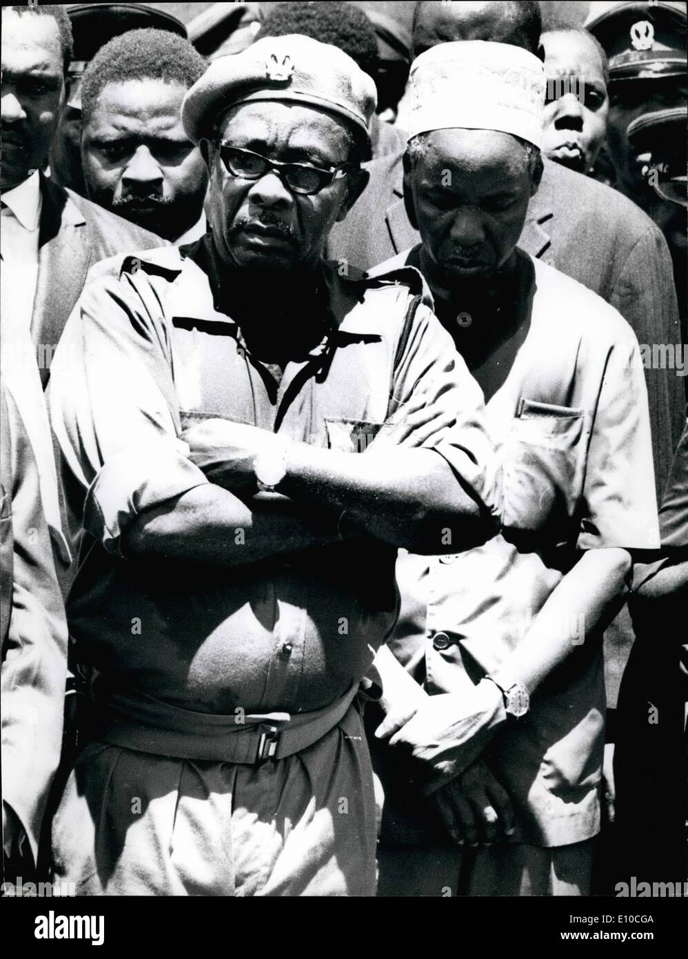 Apr. 04, 1972 - Zanzibar Funerale di Karume: Accanto al presidente Nyerere e chi sta con la sua testa si inginocchiò e gli occhi chiusi si erge un tetro-di fronte Aboud Jumber, ribaltato da alcuni come un possibile successore di Karume. Credits: Camerapix Foto Stock