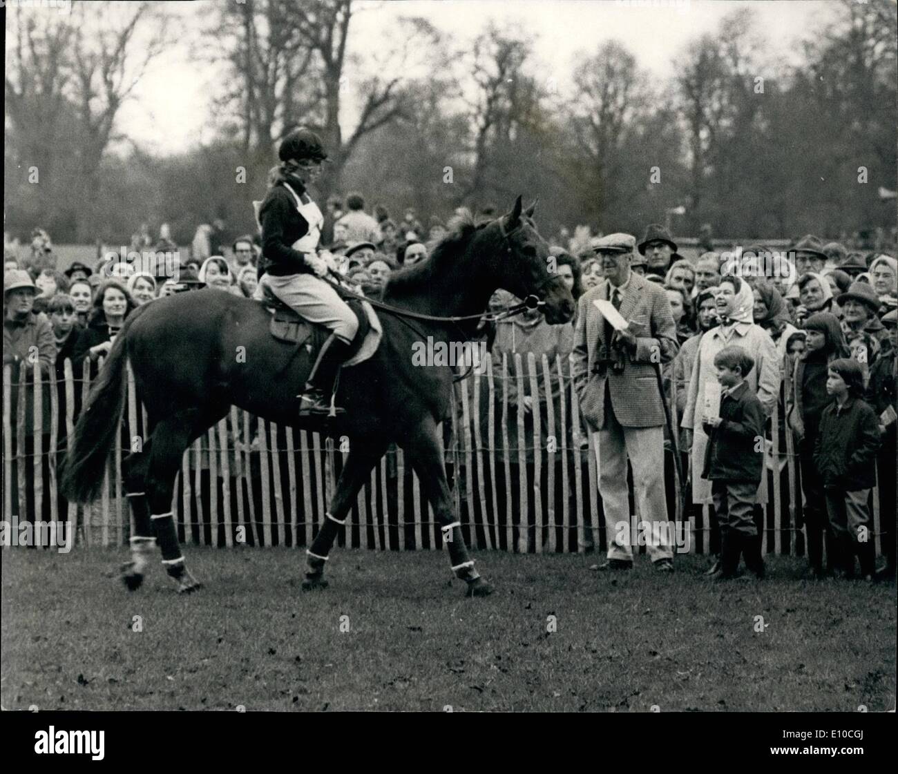 Apr. 04, 1972 - PRINCESS ANNE COMPETE NEL CROSS-COUNTRY TEST AL BADMINTON passeggiate a cavallo di tre giorni di manifestazione. Princess Anne, a cavallo del suo cavallo doppietto, è venuto attraverso il suo grande cross-country test al Badminton Horse Trials tre giorni di manifestazione di questo pomeriggio con i colori di volo. Guardati da altri membri della famiglia reale ha completato con successo il corso di esigenti in tempo utile Foto Stock